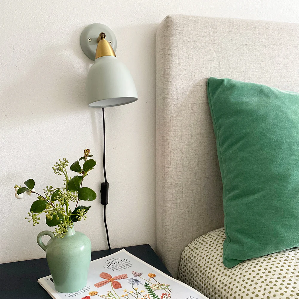 Urban Short Lichtgroen leeslamp Van Superliving - De Urban Short wandlamp combineert een verfijnd design met praktische functionaliteit.