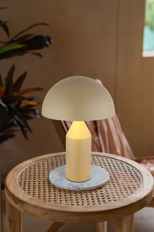 Atoma 40cm Zand tafellamp Van Globo Lighting - Sk&auml;rmen i matt, sandf&auml;rg och vitt skapar en harmonisk kontrast och ger en behaglig ljusspridning.