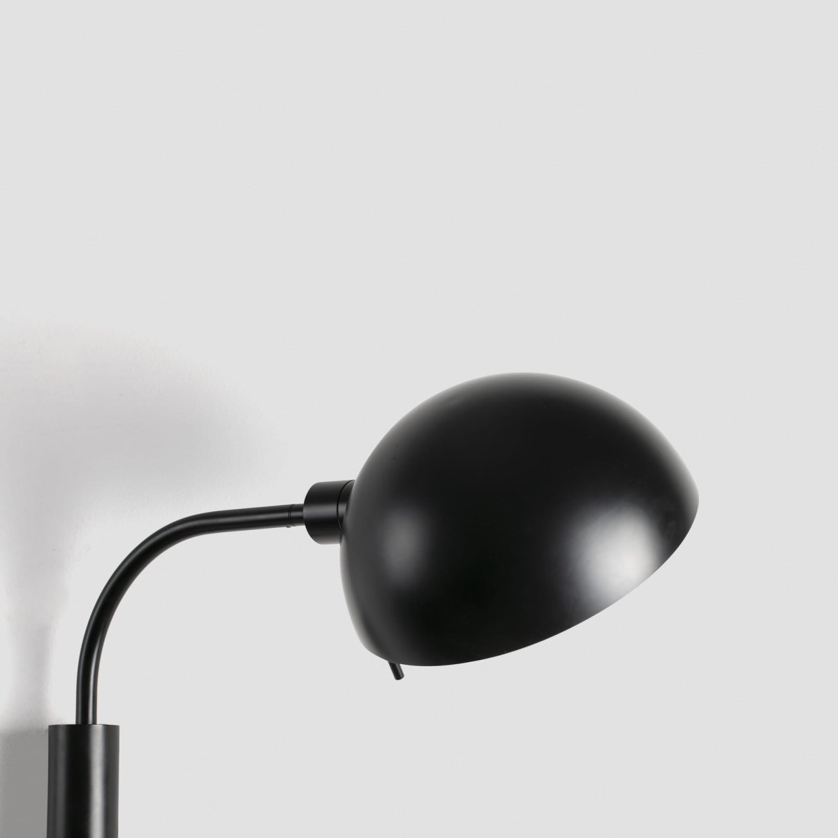 Dominica 50cm Zwart wandlamp Van Faro Barcelona - Ge&iuml;nspireerd door de esthetische beweging in Chicago tussen 1900 en 1940, straalt hij authenticiteit en elegantie uit.