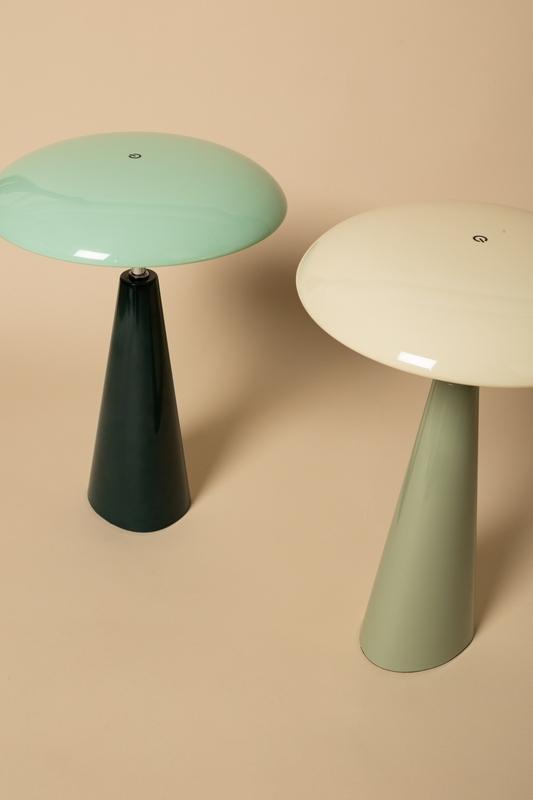 Audrey 33cm Donkergroen Draagbare Van Eja - De geïntegreerde ledverlichting zorgt voor een aangenaam licht en de lamp is dimbaar, zodat u gemakkelijk de juiste sfeer in de kamer kunt creëren.