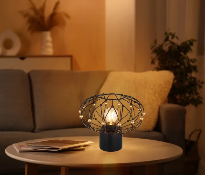 Greys 25cm Zwart tafellamp Van Globo Lighting - Den runda metallsk&auml;rmen i mattsvart med dekorativa guldf&auml;rgade detaljer ger lampan ett sofistikerat uttryck och blir ett stilfullt inslag i hemmet.