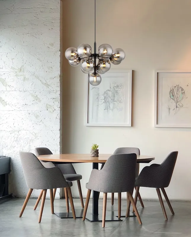 Grappy Ø56 Rookkleurig hanglamp Van Globo Lighting - Grappy taklampa blir en stilfull och lyxig detalj i varje rum med sin glamor&ouml;sa design och de 13st r&ouml;kf&auml;rgade glaskulorna.