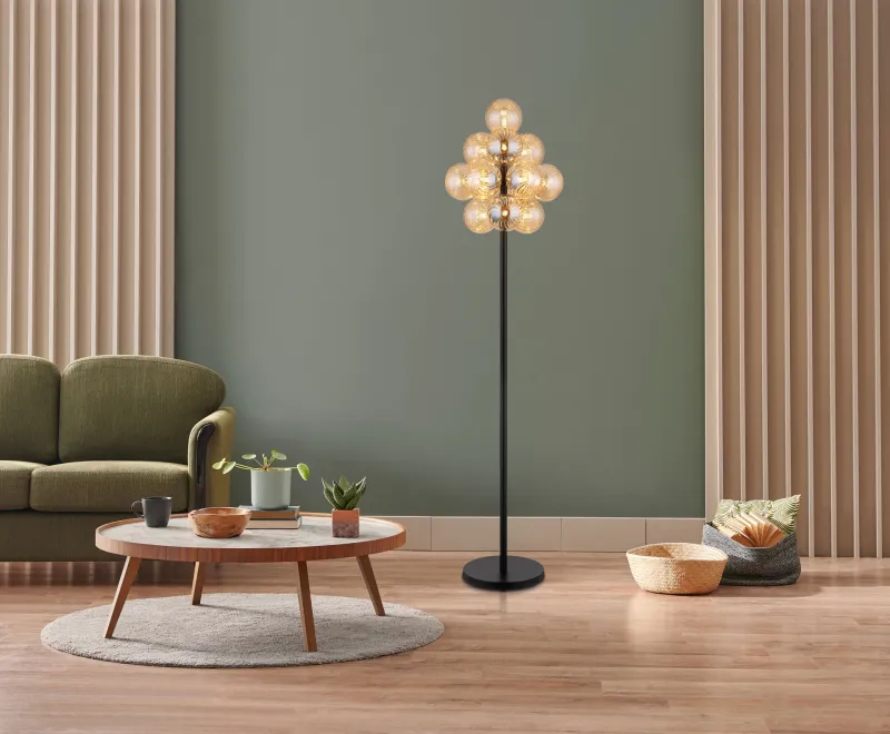 Conor Amber vloerlamp Van Globo Lighting - Den stilrena kombinationen av metall och glas skapar en sofistikerad och trendig look som passar perfekt i b&aring;de moderna och klassiska interi&ouml;rer.