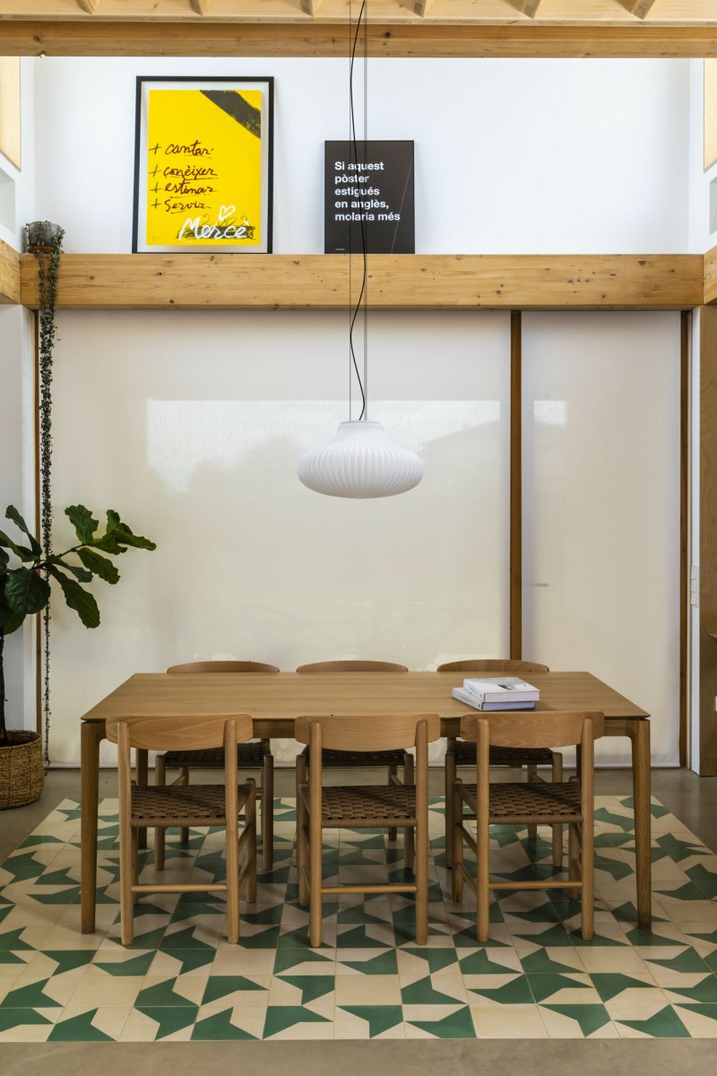 Isabelle Ø50 Wit hanglamp Van Faro Barcelona - Het opaalwitte glas verspreidt een warm en aangenaam licht, terwijl het oppervlak met schaduwen speelt en een levendige uitstraling cre&euml;ert.