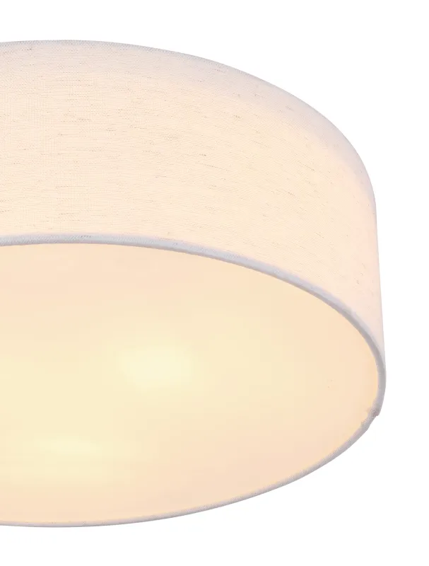 Ava Ø44 Wit plafondlamp Van Globo Lighting - Den vackra sk&auml;rmen kl&auml;dd i vackert sandf&auml;rgat textil, vilket g&ouml;r lampan l&auml;tt att kombinera med olika inredningsstilar.