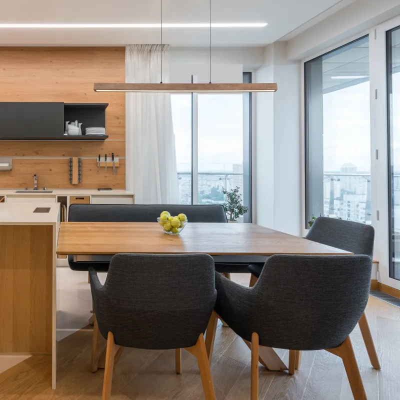 Olivus 115cm Natuur hanglamp Van Globo Lighting - Olivus &auml;r en stilren takpendel i elegant, avl&aring;ng form som kombinerar svart metall med m&ouml;rkbrunt tr&auml; och opalplast f&ouml;r en modern och sofistikerad design.