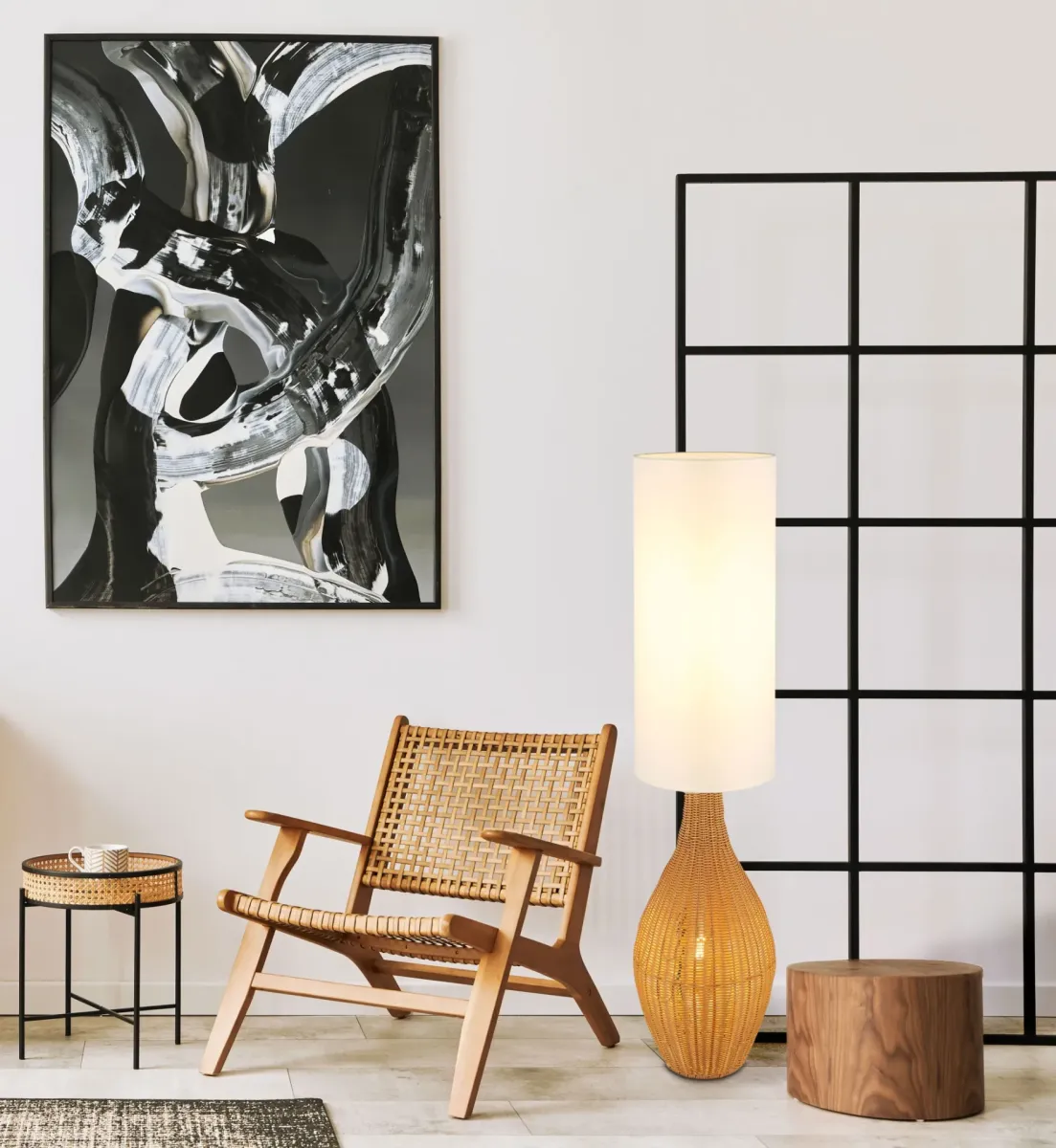 Anko Bruin vloerlamp Van Globo Lighting - Den rundade designen i plast med en dekorativ rottinglook ger en naturlig charm, medan den vita textilsk&auml;rmen sprider ett mjukt och behagligt ljus.