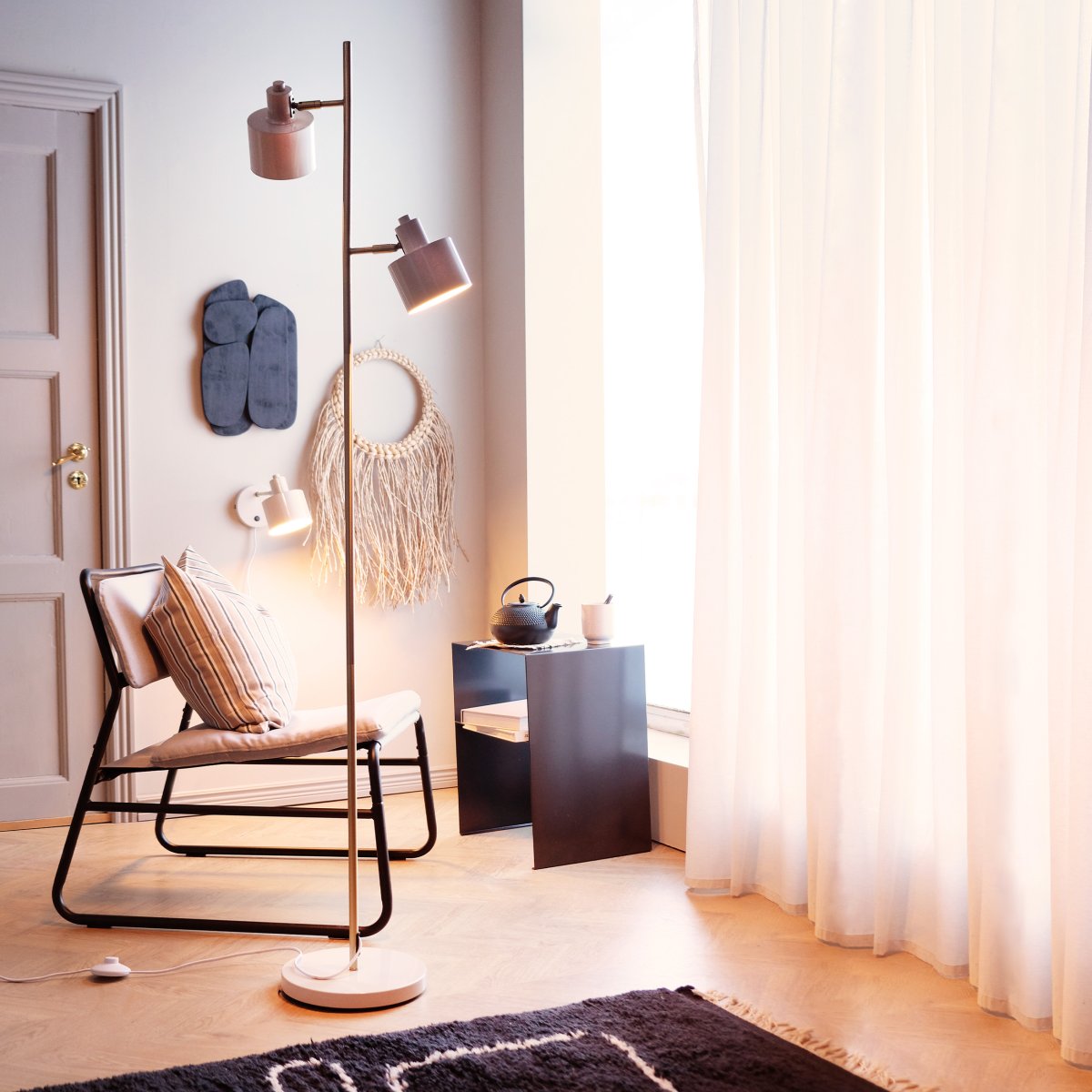 Ocean Beige vloerlamp Van Dyberg Larsen - De Ocean vloerlamp van Dyberg Larsen is een door de jaren 50 geïnspireerde lamp met een charmant retrodesign en een modern tintje.