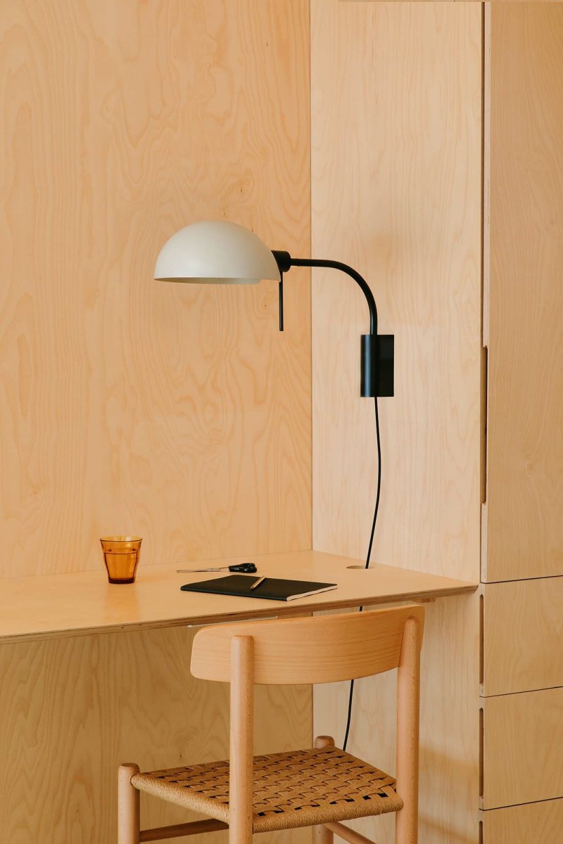 Dominica 50cm Beige wandlamp Van Faro Barcelona - Ge&iuml;nspireerd door de esthetische beweging in Chicago tussen 1900 en 1940, straalt hij authenticiteit en elegantie uit.