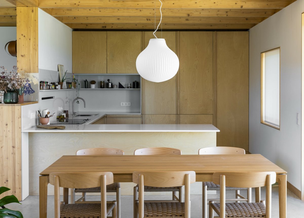 Isabelle Ø40 Wit hanglamp Van Faro Barcelona - Het opaalwitte glas verspreidt een warm en aangenaam licht, terwijl het oppervlak met schaduwen speelt en een levendige uitstraling cre&euml;ert.