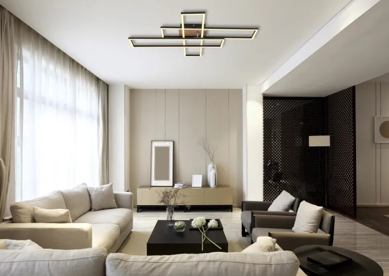 Dakari 100cm Zwart plafondlamp Van Globo Lighting - Lampan &auml;r tillverkad av mattsvart metall i kombination med en m&ouml;rk MDF-tr&auml;look, vilket ger den en exklusiv och sofistikerad k&auml;nsla.