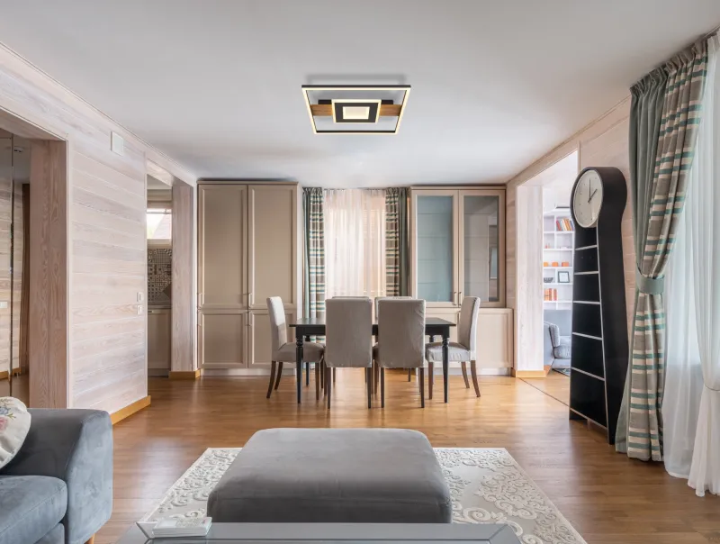 Pikara 38cm Hout plafondlamp Van Globo Lighting - Lampan &auml;r tillverkad i en stilfull kombination av metall i tr&auml;look och en mattsvart finish, vilket ger den en modern men samtidigt naturlig k&auml;nsla.