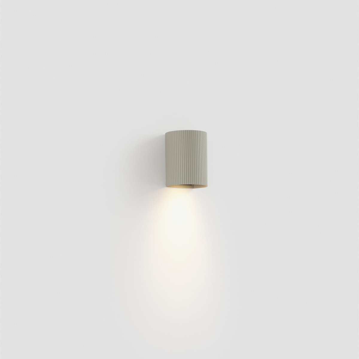 Sole 10cm Grijs gegroefd wandlamp Van Faro Barcelona - Sole is een compacte wandlamp in grijs met een geribbeld oppervlak dat subtiele verfijning toevoegt aan elke omgeving.