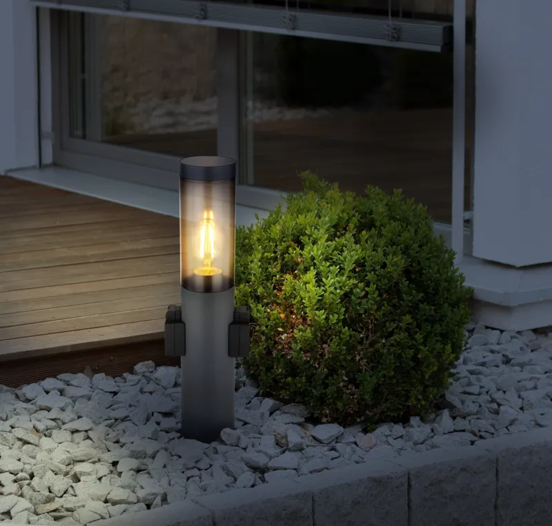 Boston 45cm Antraciet lichtpaaltjes Van Globo Lighting - Tillverkad i rostfritt st&aring;l med en r&ouml;kf&auml;rgad plastsk&auml;rm ger den ett mjukt och behagligt ljus.