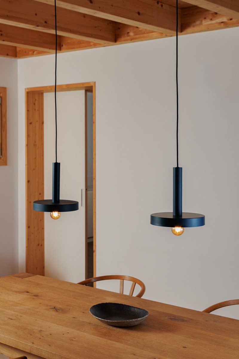 Whizz Ø25 Blauw hanglamp Van Faro Barcelona - Whizz is een stijlvolle hanglamp ontworpen door Christoph Friedrich Wagner, met een moderne kleurencombinatie van wit en blauw.