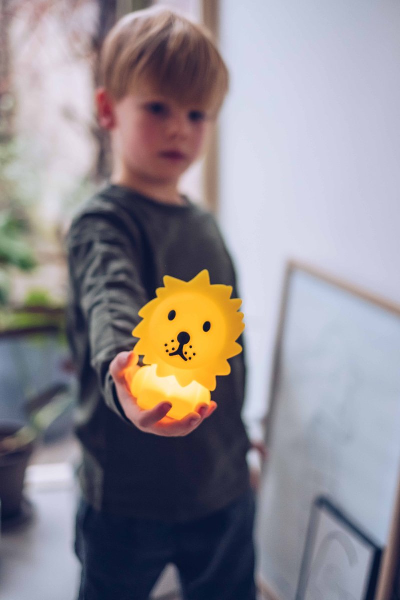Bundle of Light - Lion Mini Geel kinderlamp Van Mr Maria - Ideaal als decoratie op een bureaulamp of als attent cadeau: deze 12 cm grote versie geeft een zacht licht en schakelt na 15 minuten automatisch uit met de timer om energie te besparen.