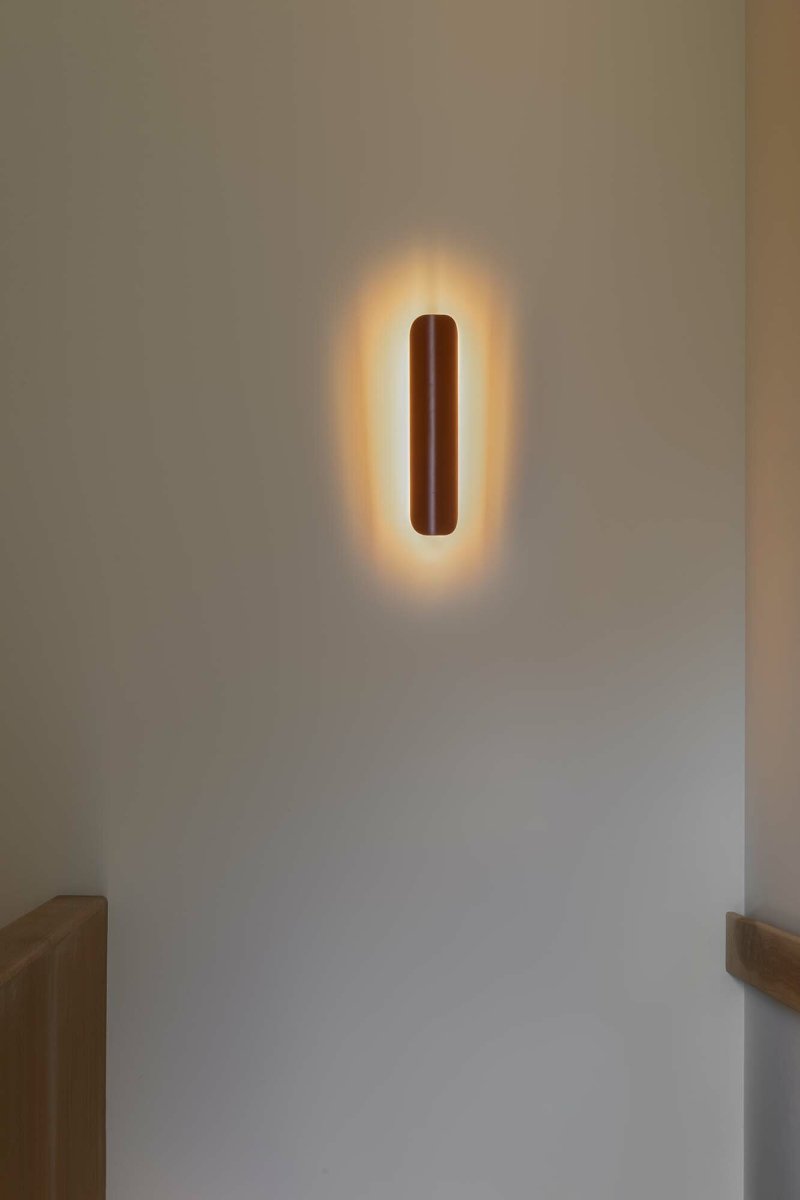 Novo 50cm Terracotta wandlamp Van Faro Barcelona - De lamp is gemaakt van metaal en kan zowel verticaal als horizontaal worden gemonteerd, waardoor hij flexibel is voor verschillende ruimtes en behoeften.