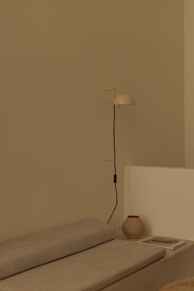 Matilda 60cm Beige wandlamp Van Faro Barcelona - De draaibare kap en hoogteverstelling bieden veel flexibiliteit en mogelijkheden voor verschillende lichtinstellingen - perfect voor zowel oplossings- als sfeerverlichting.