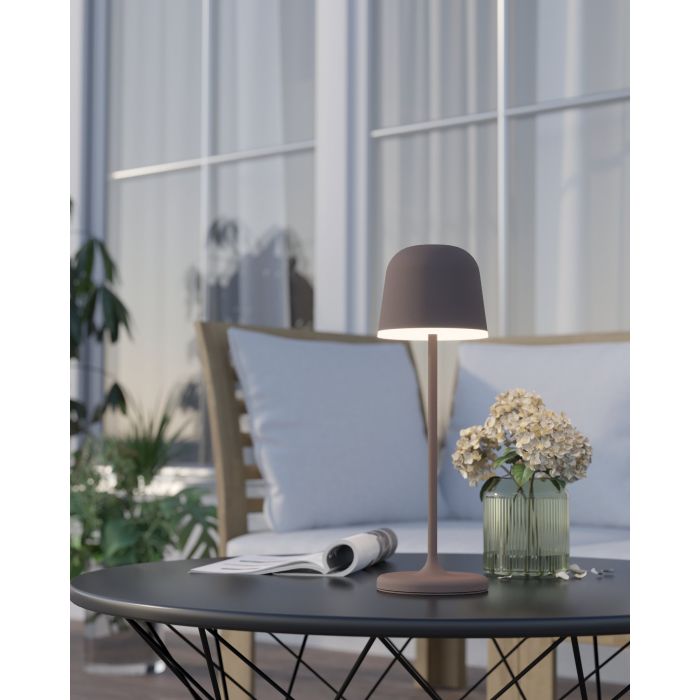 Mannera 34cm Roestig bruin Draagbare Van Eglo - U kunt hem eenvoudig opladen met de meegeleverde USB-kabel, zodat u hem gemakkelijk overal mee naartoe kunt nemen - of u nu op het terras, in de tuin of op een picknick bent.