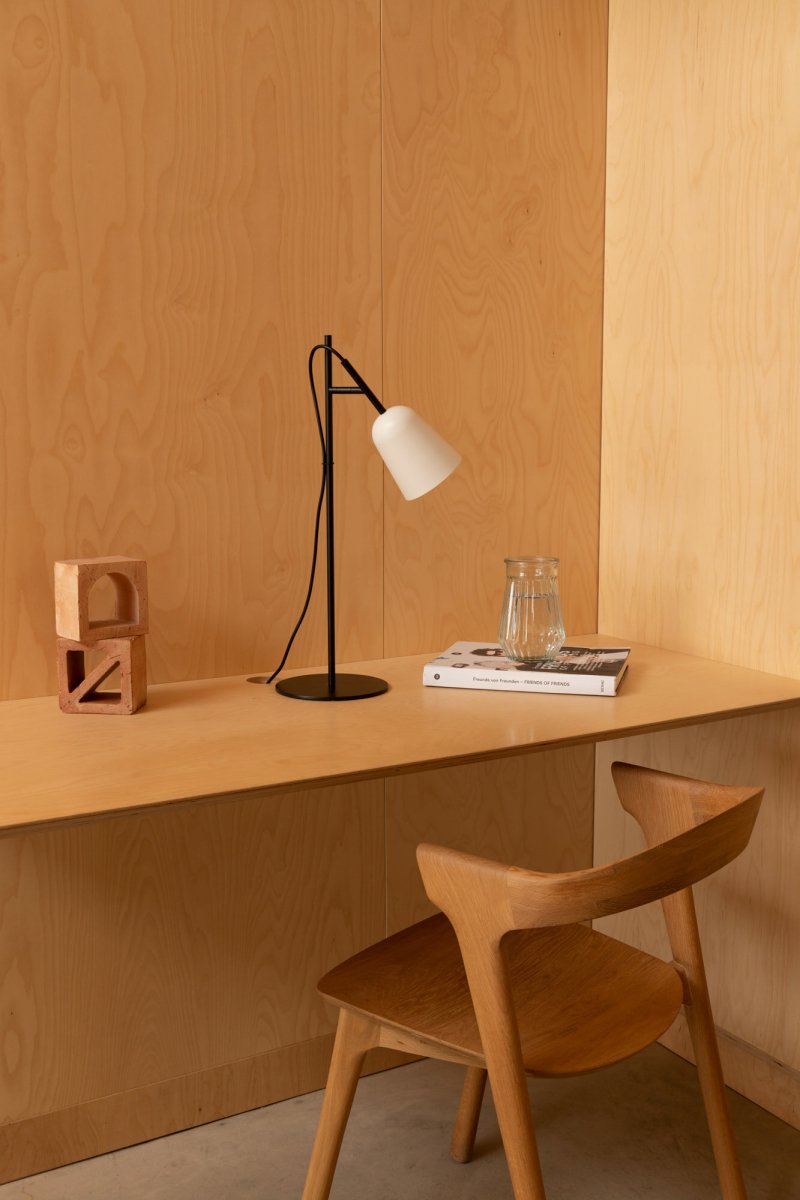 Studio 55cm Wit bureaulamp Van Faro Barcelona - Het kenmerk van de lamp is de decoratieve kabelklem in de vorm van een boomtak, een uniek detail dat karakter toevoegt.
