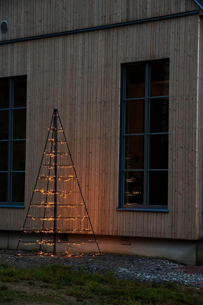Metalen Decoratie Pyramide 240cm Zwart Van Konstsmide - Met 651 warme amberkleurige LED-lampjes verspreidt het een elegant licht en cre&euml;ert het een magische sfeer.