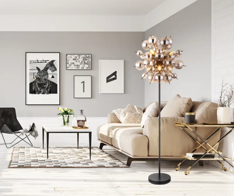 Udo Rookkleurig vloerlamp Van Globo Lighting - Ge ditt hem en modern och extravagant touch med Udo golvlampa &ndash; en perfekt kombination av design, funktion och atmosf&auml;riskt ljus.
