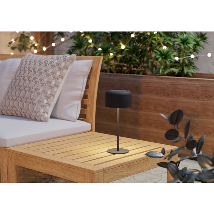 Roccanova 30cm Zwart solarlamp Van Eglo - De lamp laadt u eenvoudig op via het zonnepaneel of de meegeleverde USB-kabel en beschikt over een touchdimmer met drie helderheidsniveaus, waarmee u de verlichting naar wens kunt aanpassen.