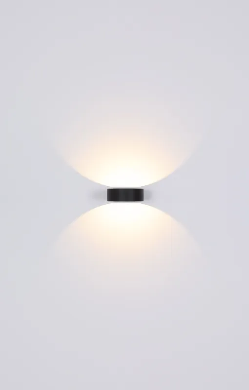 Slice Zwart buitenlamp Van Globo Lighting - Med sin halvcirkelformade design i matt svart aluminium ger den ett elegant intryck samtidigt som den &auml;r v&auml;dert&aring;lig.