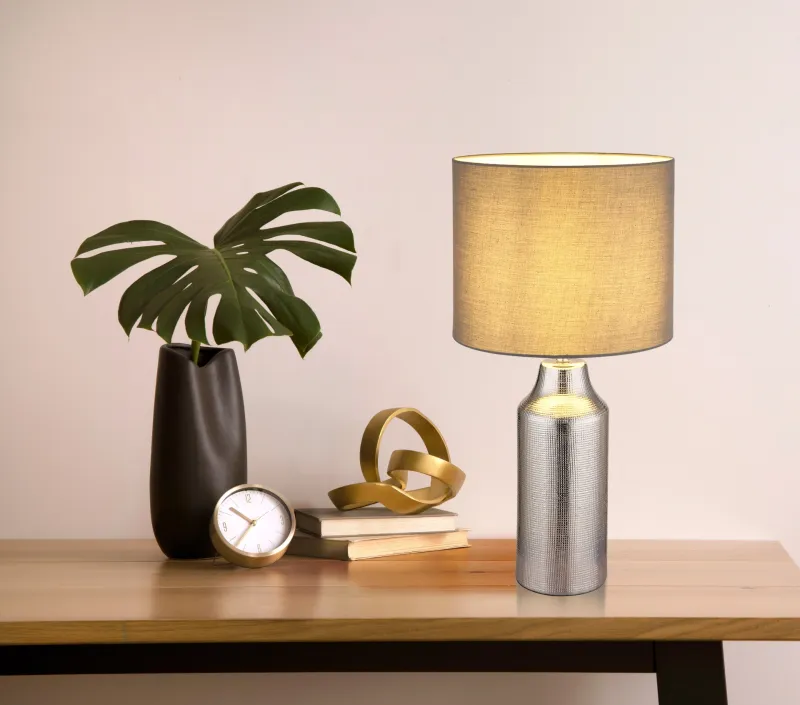 Elden 60cm Zilver tafellamp Van Globo Lighting - Den silverf&auml;rgade keramiska basen i kombination med den gr&aring;a cylindriska textilsk&auml;rmen skapar en sofistikerad kontrast och blir en stilfull inredningsdetalj.