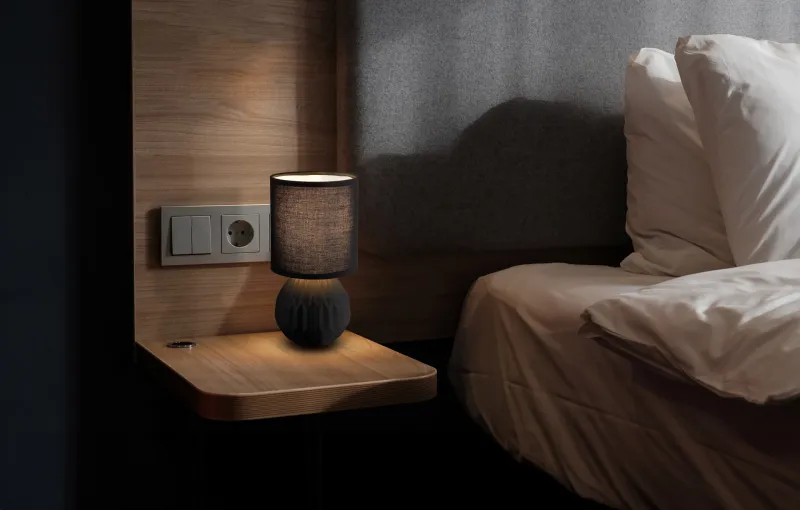 Sylas 23cm Zwart tafellamp Van Globo Lighting - Den rundade keramiska basen i elegant svart och den matchande cylindriska textilsk&auml;rmen skapar en harmonisk och modern estetik.