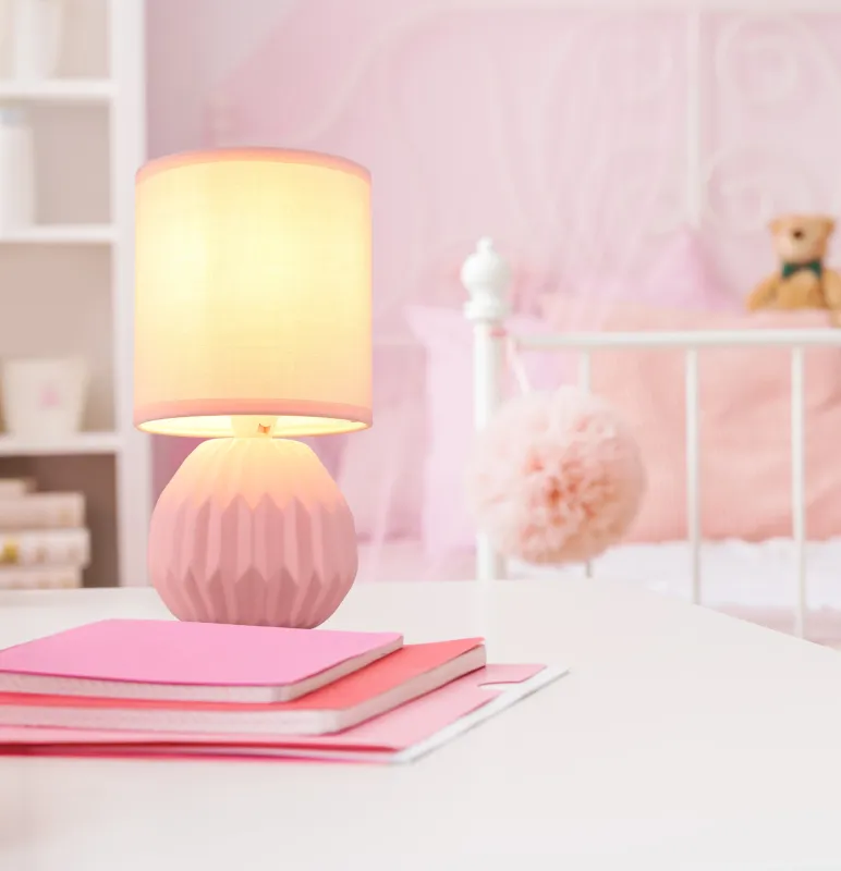 Sylas 23cm Roze tafellamp Van Globo Lighting - Den rundade keramiska basen i elegant rosa och den matchande cylindriska textilsk&auml;rmen skapar en harmonisk och modern estetik.
