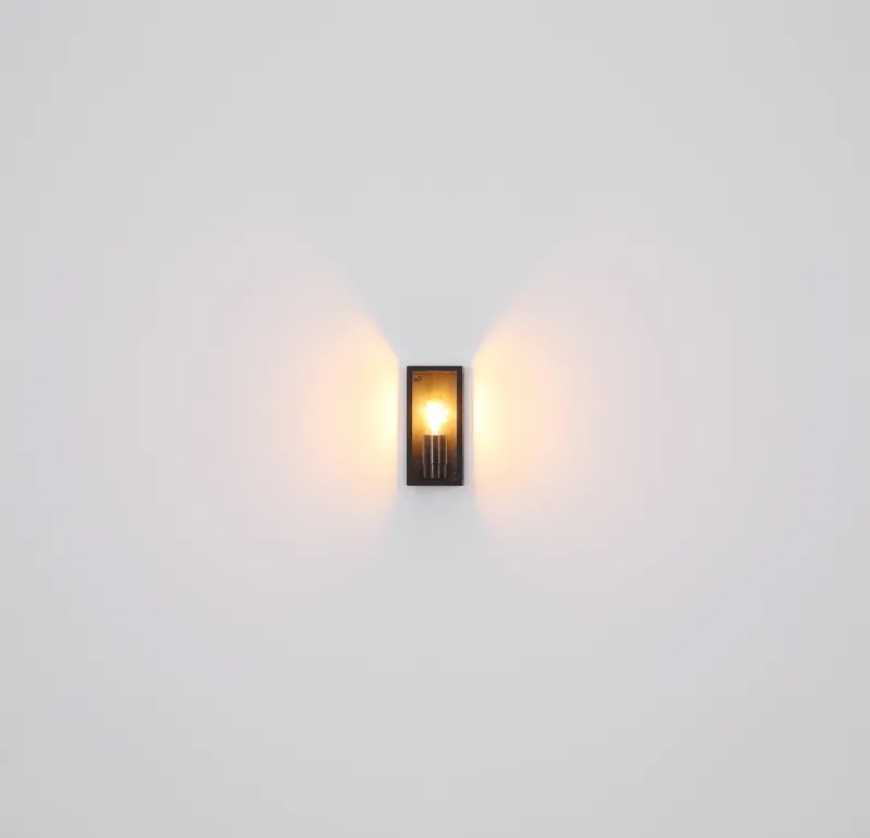 Logana Zwart buitenlamp Van Globo Lighting - Med sin rektangul&auml;ra design och transparenta sk&auml;rm sprider den ett klart och stilrent ljus, perfekt f&ouml;r allt fr&aring;n tr&auml;dg&aring;rdar till uppfarter.