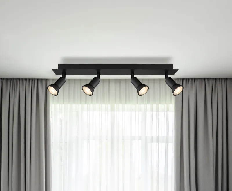 Drew 4 Zwart spot Van Globo Lighting - Drew &auml;r en stilren takspotlight som imponerar med sin enhetliga svarta design.