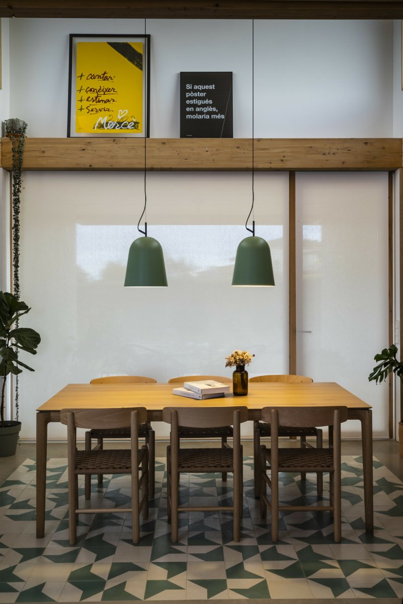 Studio Ø30 Groente hanglamp Van Faro Barcelona - Studio is een elegante hanglamp in groen, ontworpen door Nahtrang met inspiratie uit de klassieke lijnen van de jaren 50 - tijdloze esthetiek in een moderne vintage stijl.