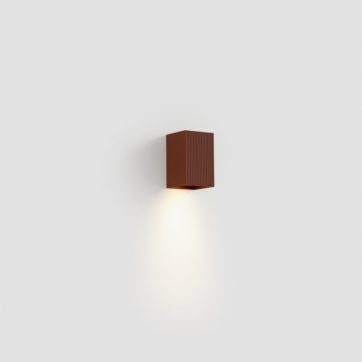 Lune 10cm Terracotta gecanneleerd wandlamp Van Faro Barcelona - Lune is een vierkante wandlamp met een gecanneleerd oppervlak in een terracotta afwerking die functionaliteit en vorm combineert.