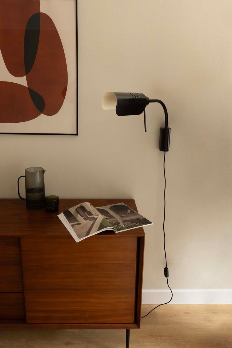 Martinica 47cm Zwart leeslamp Van Faro Barcelona - Martinica is een wandlamp met een verstelbare arm en een vergrendelbare lamp, ontworpen in een klassieke en geometrische stijl.