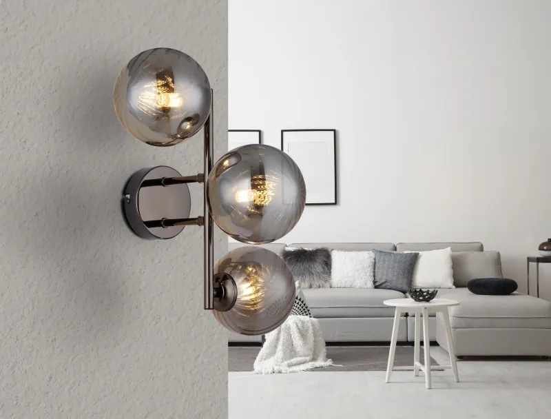 Conor 36cm Rookkleurig wandlamp Van Globo Lighting - Conor v&auml;gglampa i svart krom med r&ouml;kf&auml;rgade glassf&auml;rer ger en modern och elegant touch till vilket rum som helst.