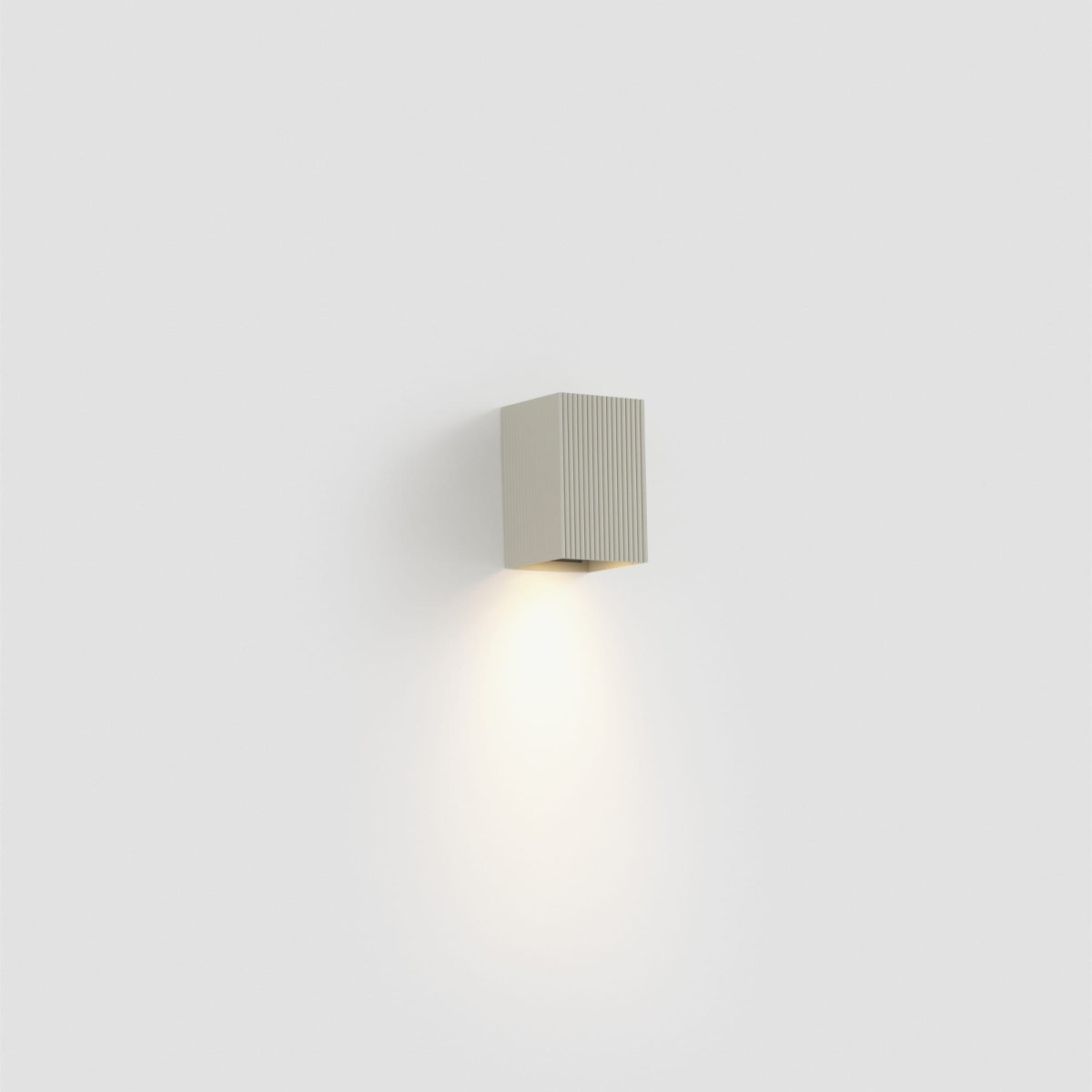 Lune 10cm Grijs gegroefd wandlamp Van Faro Barcelona - De gestructureerde afwerking voegt een subtiele elegantie toe en cre&euml;ert een stijlvolle sfeer in de kamer.