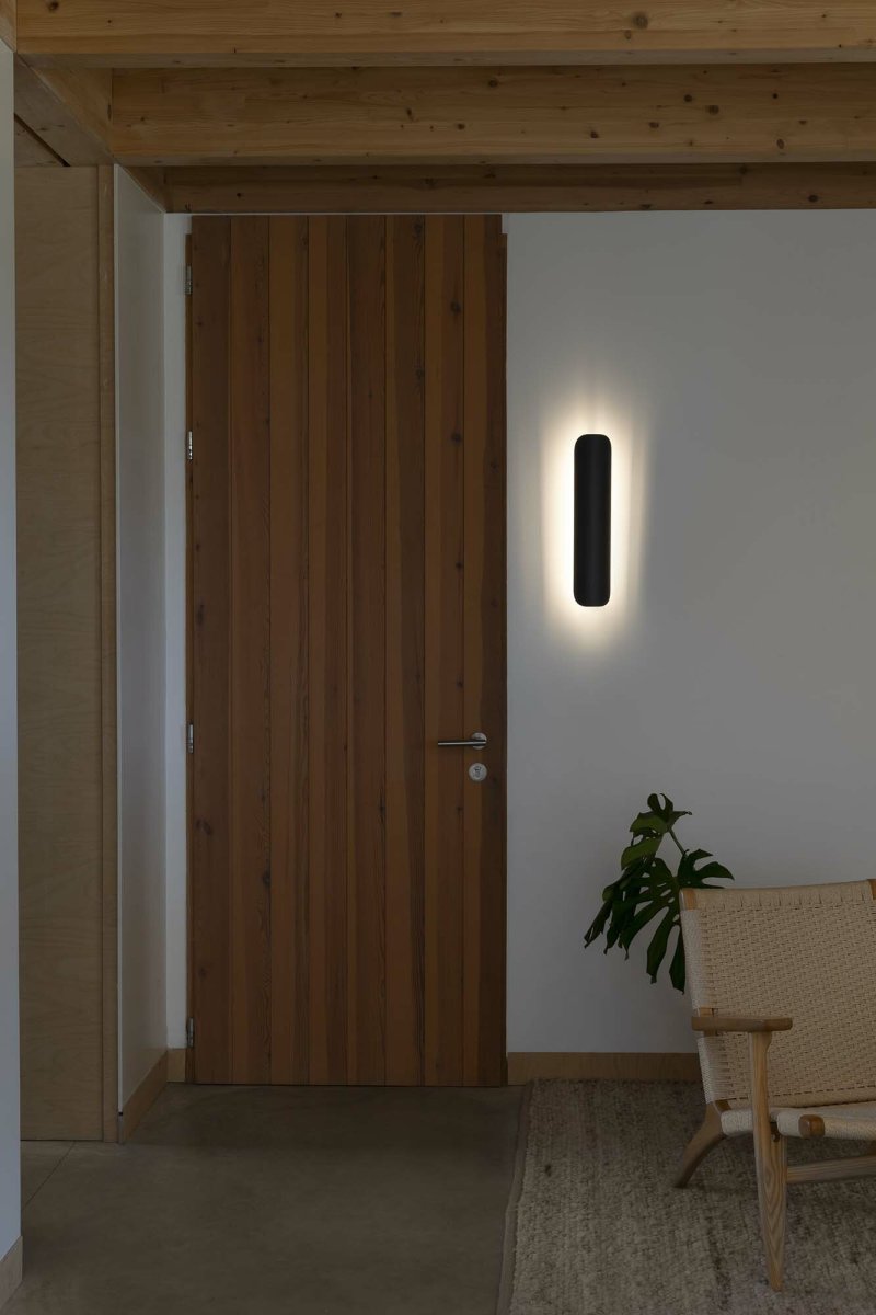 Novo 50cm Zwart wandlamp Van Faro Barcelona - De lamp is gemaakt van metaal en kan zowel verticaal als horizontaal worden gemonteerd, waardoor hij flexibel is voor verschillende ruimtes en behoeften.