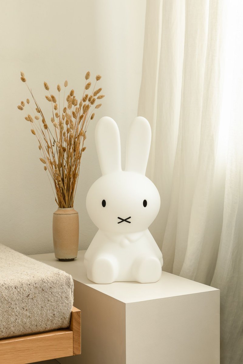 Miffy Star Light Wit kinderlamp Van Mr Maria - Nijntje, bekend en geliefd om haar verhalen en stijlvolle expressie, wordt een uniek en rustgevend detail in de kamer.