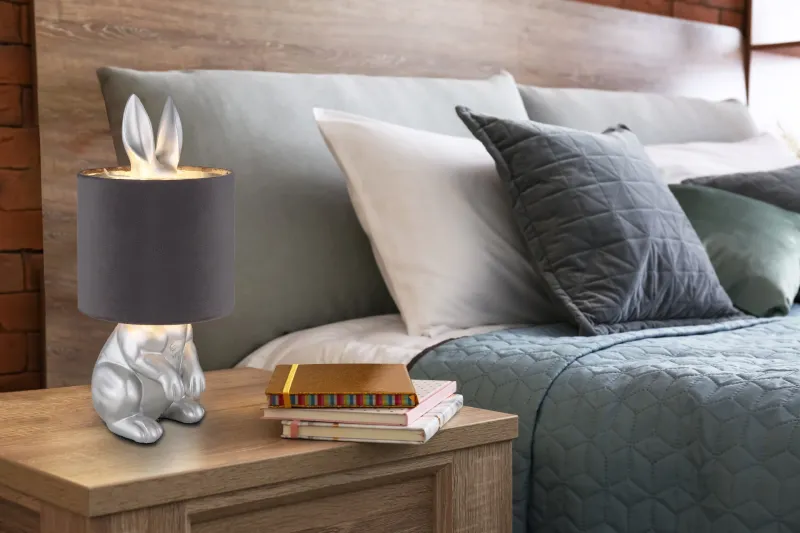 Rabbit 40cm Goud tafellamp Van Globo Lighting - Med en guldf&auml;rgad kaninfigur som bas och en elegant svart sammetsk&auml;rm kombinerar den lekfull design med sofistikerad stil.