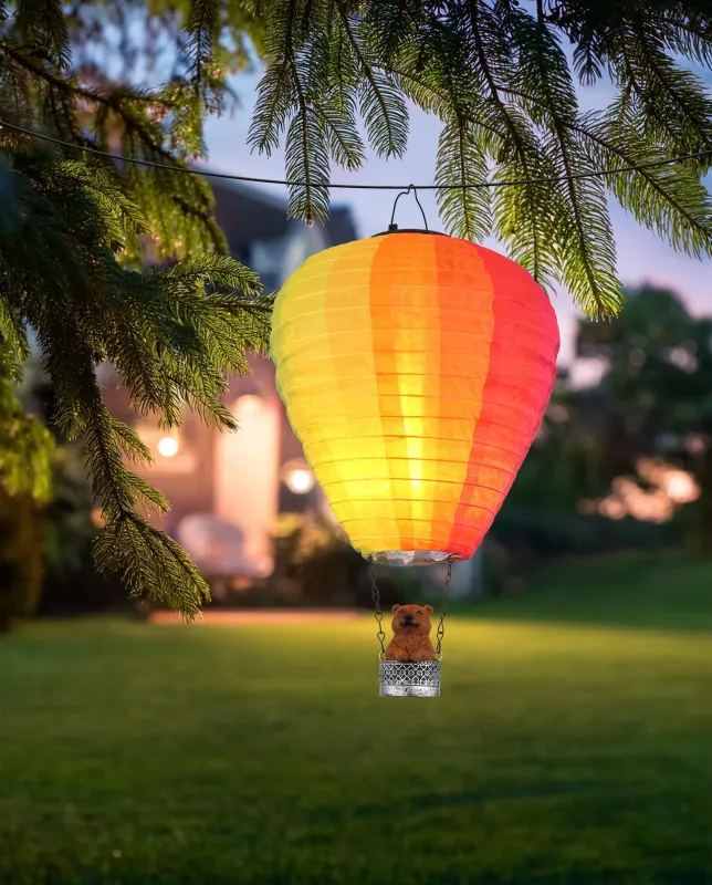 Balloon Veelkleurig solarlamp Van Globo Lighting - Skapa en lekfull k&auml;nsla i tr&auml;dg&aring;rden med Balloon, en solcellsdriven dekoration inspirerad av en luftballong med en bj&ouml;rn i korgen.