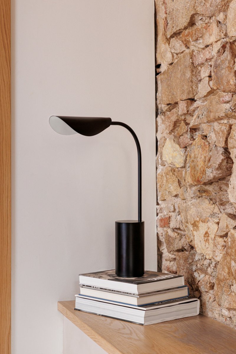 Liggera 55cm Zwart tafellamp Van Faro Barcelona - De zachte, natuurlijke vormen doen denken aan het silhouet van een tak en geven de lamp een harmonieuze en organische uitstraling.