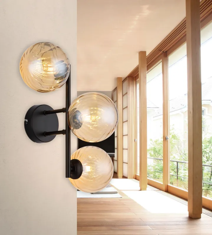 Conor 36cm Amber wandlamp Van Globo Lighting - Conor v&auml;gglampa i mattsvart med amberf&auml;rgade glassf&auml;rer ger en modern och elegant touch till vilket rum som helst.