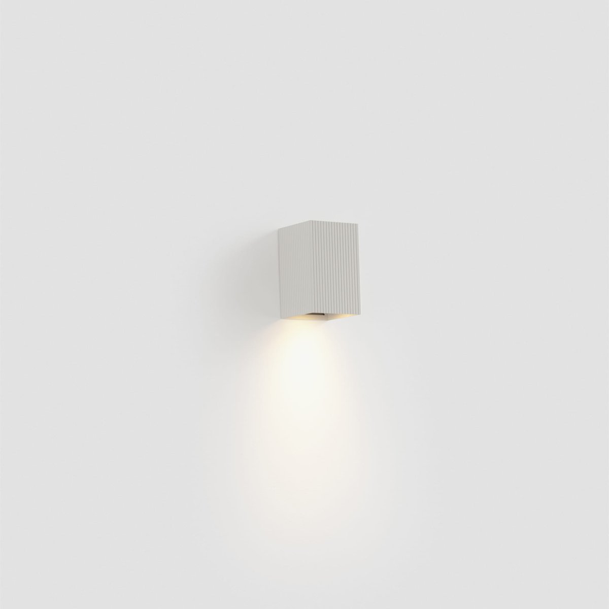 Lune 10cm Wit gegroefd wandlamp Van Faro Barcelona - De textuurafwerking voegt een subtiele elegantie toe en cre&euml;ert een stijlvolle sfeer in de kamer.