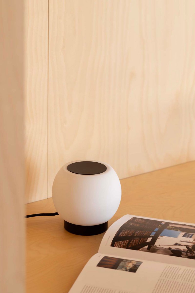 Moy 13cm Zwart tafellamp Van Faro Barcelona - Moy is een stijlvolle, ronde tafellamp in zwart staal en wit glas die een gelijkmatig en aangenaam licht verspreidt - perfect voor zowel thuis als in openbare ruimtes.