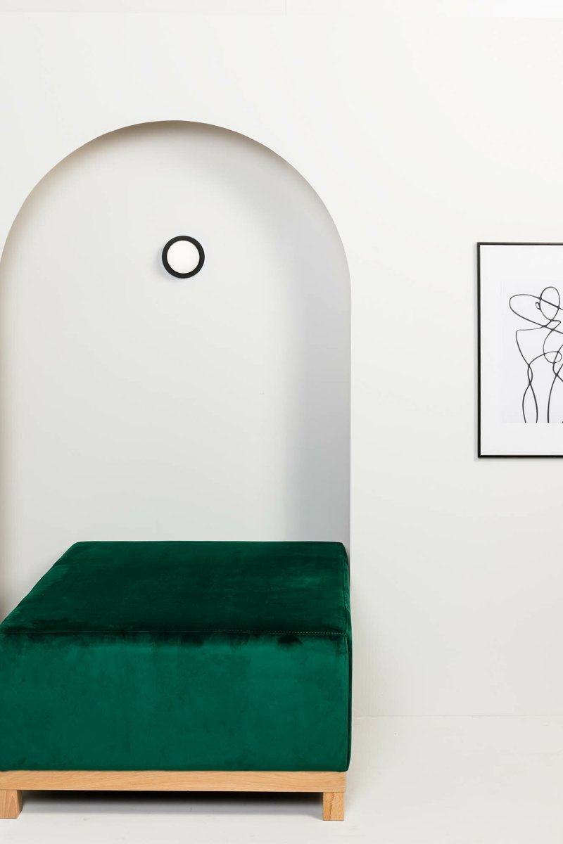 May Ø12 Zwart badkamerlamp Van Faro Barcelona - May is een ronde en stijlvolle lamp, ontworpen door Faro Lab, die zowel aan de wand als aan het plafond kan worden gemonteerd.