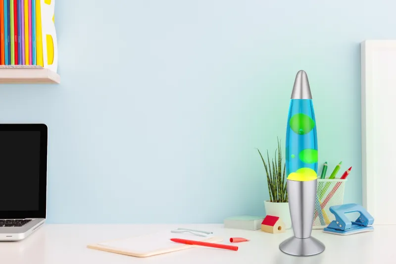 Etna Zilver kinderlamp Van Globo Lighting - Etna &auml;r en fascinerande lavalampa med bl&aring; v&auml;tska och gult vax som sm&auml;lter l&aring;ngsamt och skapar hypnotiska ljuseffekter.