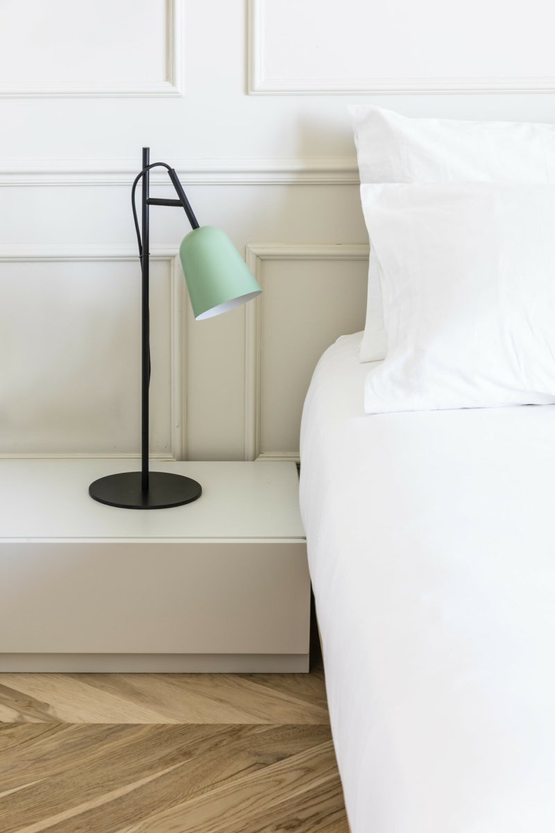 Studio 55cm Groente bureaulamp Van Faro Barcelona - Het kenmerk van de lamp is de decoratieve kabelklem in de vorm van een boomtak, een uniek detail dat karakter toevoegt.