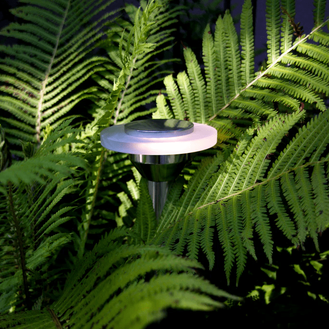 Ellips Zilver Van Lightson - En stilren l&auml;gre pollare som passar om du vill skapa ledljus l&auml;ngs en g&aring;ng eller stig.